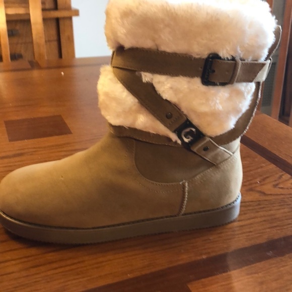 GUESS medium brown with white fake fur on the top NWT SIZE 9 - Picture 2 of 5